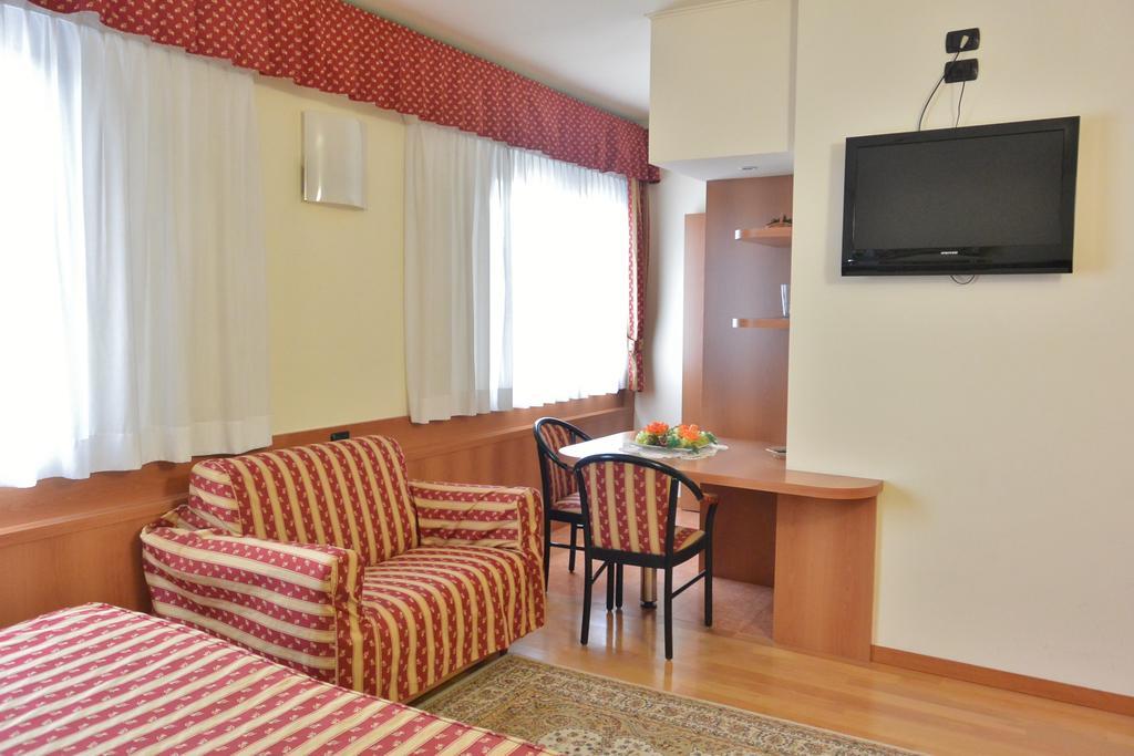 Melas Hotel ميرات المظهر الخارجي الصورة